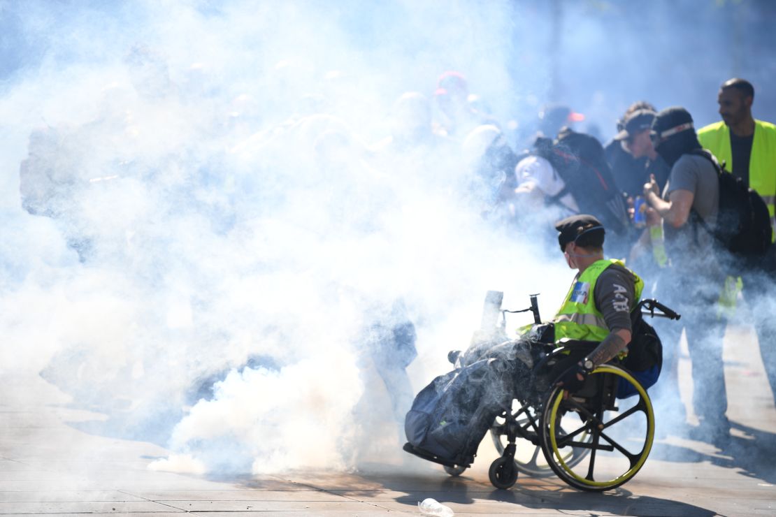 Los chalecos amarillos, en su fin de semana de protestas número 23 en París, Francia. Las empresas francesas y los fieles comunes han recaudado más 1.000 millones de dólares para sufragar el costo de la renovación de la catedral de Notre Dame, devastada por el fuego este lunes por la noche. Los chalecos amarillos dicen que la cantidad donada por las grandes empresas francesas destaca la complacencia de los que están en el poder hacia los trabajadores de bajos ingresos que viven en la pobreza.