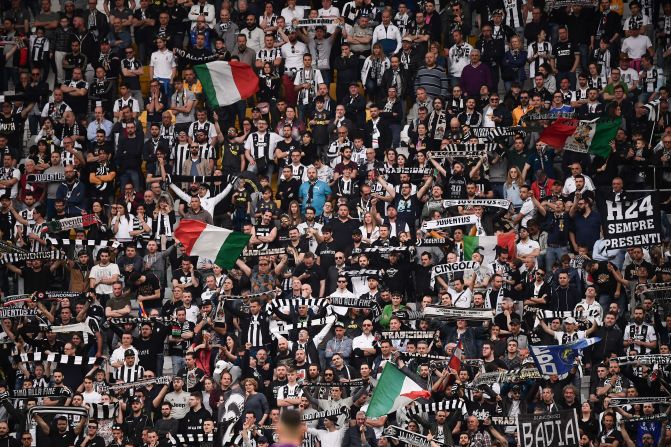 Los seguidores de la Juventus alentaron a lo largo del partido y aun más tras obtener el campeonato, finalizado el encuentro.