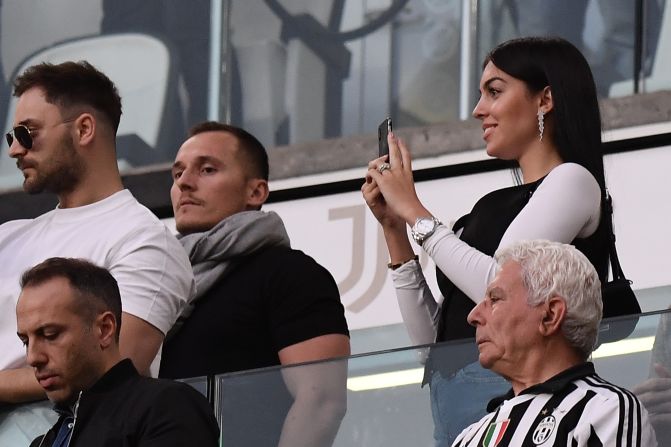 La española Georgina Rodríguez, novia de Cristiano Ronaldo, estuvo en las tribunas durante el encuentro, tomando fotos de las jugadas y posteriores celebraciones.