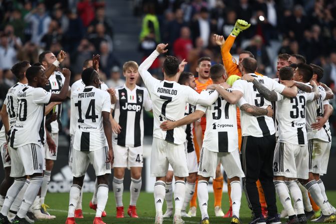 El equipo celebró largo y tendido en el campo de juego tras derrotar a la Fiorentina.