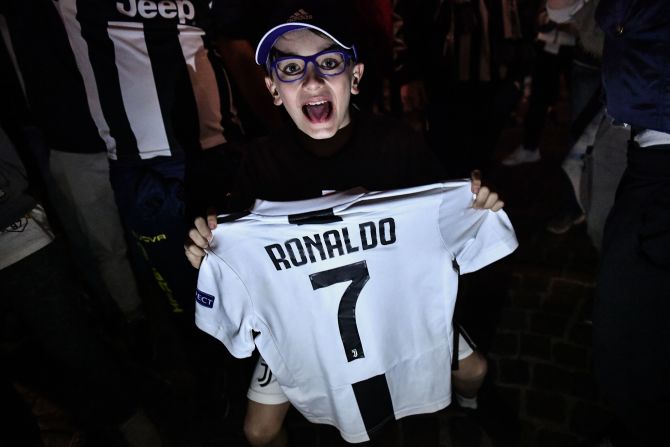 Un joven seguidor hace evidente el nivel de ídolo de Cristiano Ronaldo en Turín.