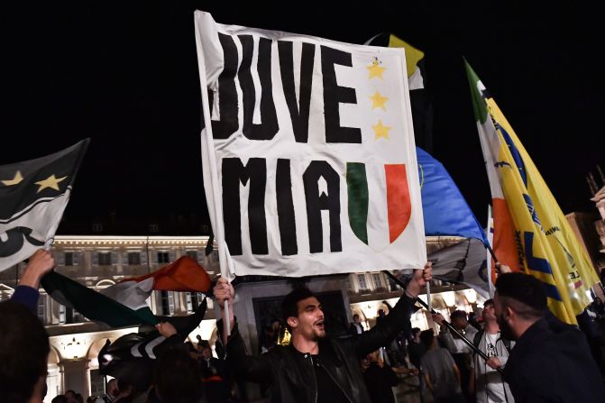 Seguidores de la Juventus tomaron las calles del centro de Turín, la ciudad del club, para celebrar el octavo campeonato consecutivo en la Serie A.