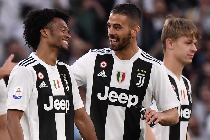 Juan Cuadrado, mediocampista colombiano de la Juventus, y el defensor italiano Leonardo Spinazzola, celebran por el "Scudetto" de la Serie A.