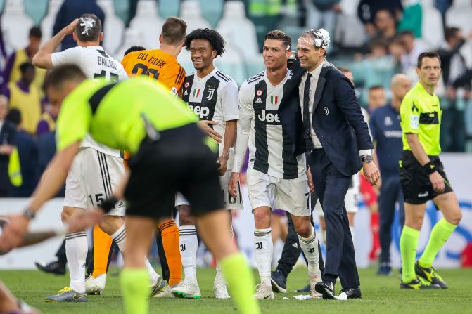 El entrenador Massimiliano Allegri y Cristiano Ronaldo de Juventus celebran tras el partido que les significó consagrarse campeones de la Serie A. Se trata del octavo título consecutivo de la Juventus en este torneo.