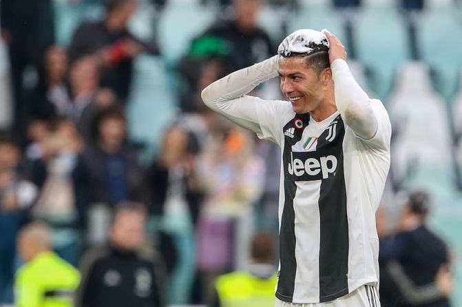 Cristiano Ronaldo celebra tras ganar la liga italiana al final del partido de la Serie A entre Juventus y ACF Fiorentina.