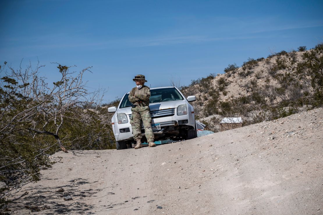 Un miembro de una milicia vigila la frontera México-Estados Unidos en Anapra, Nuevo México.