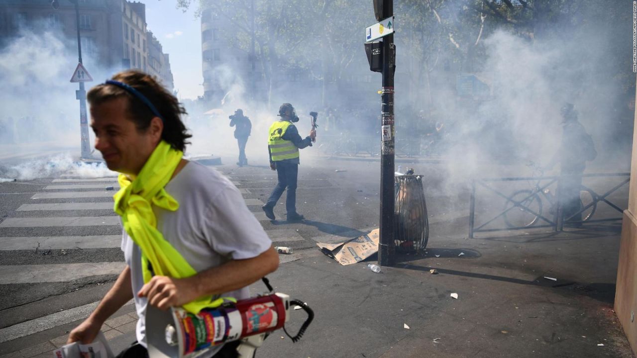 CNNE 640354 - protesta de 'chalecos amarillos' en paris termina con incidentes