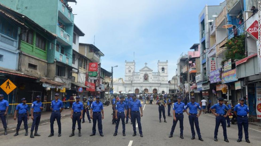 Fuerzas de seguridad vigilan el exterior de una iglesia en Colombo, Sri Lanka, tras una explosión.