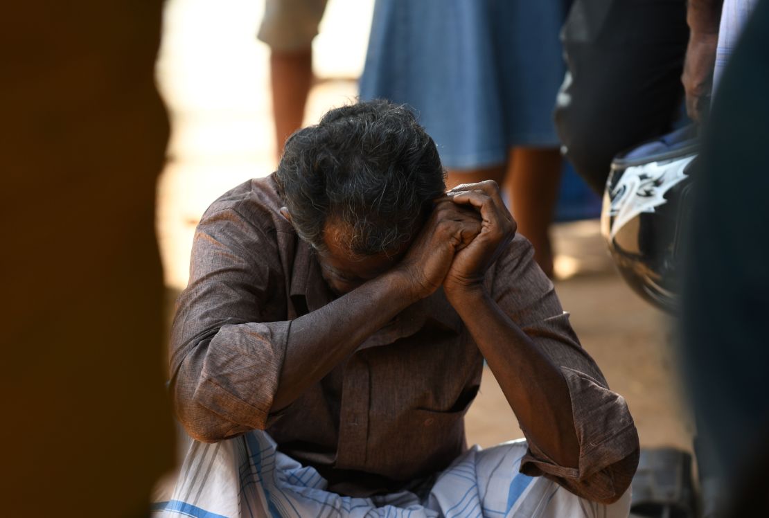 Un familiar de una víctima de los atentados de Sri Lanka llora fuera de un hospital en Batticaloa, al este del país.