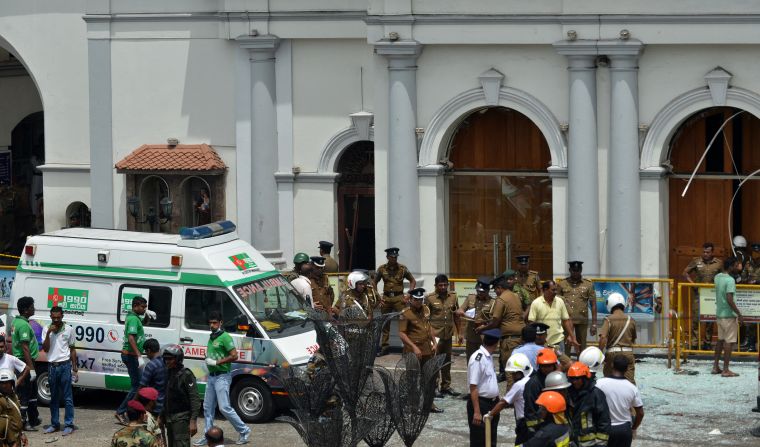 El personal de seguridad de Sri Lanka pasa junto a los escombros fuera de la Iglesia de Sión luego de una explosión en Batticaloa, al este de Sri Lanka. La violencia termina una década de relativa paz en Sri Lanka después del final de su guerra civil en 2009. Los bombardeos terroristas fueron comunes durante la brutal lucha de 25 años.