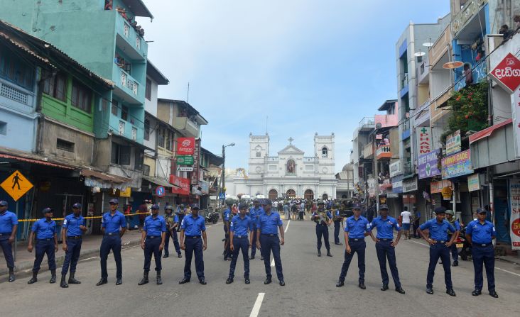 El personal de seguridad de Sri Lanka vigila fuera de las instalaciones de la iglesia después de una explosión en el Santuario de San Antonio en Kochchikade.