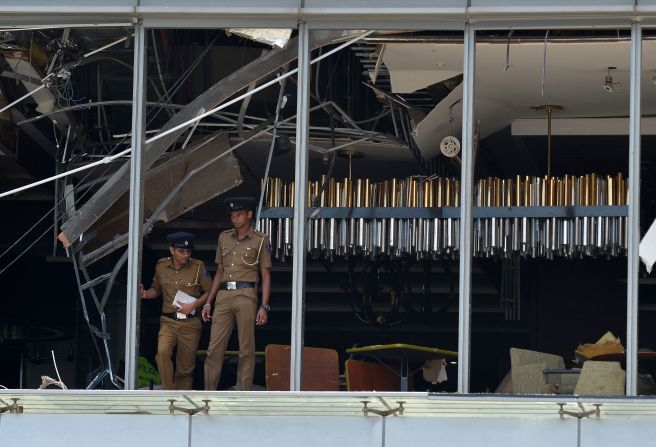 La policía de Sri Lanka inspecciona el lugar donde ocurrió una de las ocho explosiones, un restaurante del lujoso hotel Shangri-La en Colombo. El hotel es popular entre los turistas extranjeros y la comunidad empresarial del país.