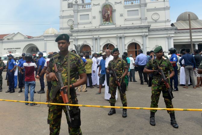 El personal de seguridad de Sri Lanka vigila fuera de las instalaciones de la iglesia después de una explosión en el Santuario de San Antonio. Según el ministro de reformas económicas de Sri Lanka, Harsha de Silva, las autoridades del país convocaron una reunión de emergencia con los jefes del ejército, la fuerza aérea y la marina.