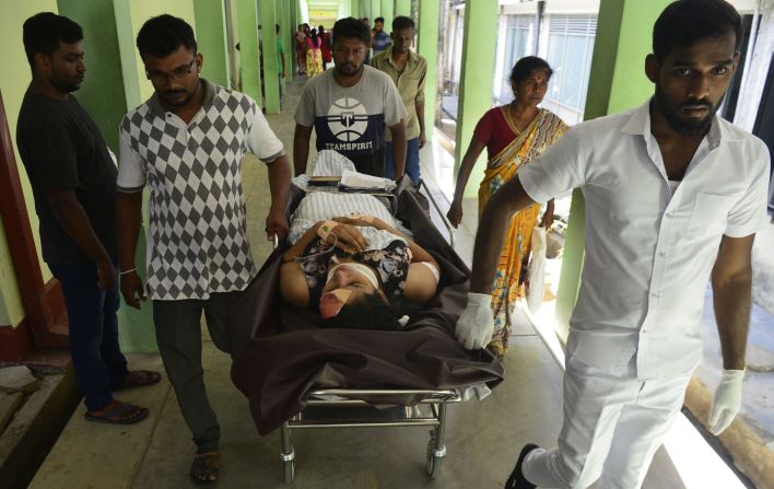 Una mujer de Sri Lanka herida es transportada en una camilla en un hospital después de una explosión en una iglesia en Batticaloa. La primera ola de ataques golpeó el corazón de la comunidad cristiana minoritaria del país durante las actividades de Pascua en las iglesias de Colombo, Negombo y Batticaloa este domingo por la mañana.