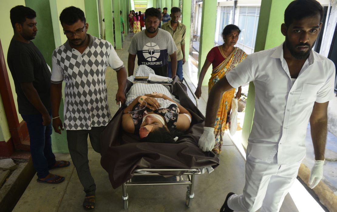 Una mujer de Sri Lanka herida es transportada en una camilla en un hospital después de una explosión en una iglesia en Batticaloa. La primera ola de ataques golpeó el corazón de la comunidad cristiana minoritaria del país durante las actividades de Pascua en las iglesias de Colombo, Negombo y Batticaloa este domingo por la mañana