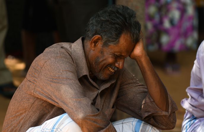 Un familiar de una víctima de una explosión en una iglesia de Sri Lanka llora frente a un hospital en Batticaloa, al este del país. Según datos censales, el 70,2% de los habitantes de Sri Lanka se identifican como budistas, 12% hindúes, 9,7% musulmanes y 7,4% cristianos. Se estima que el 82% de los cristianos de Sri Lanka son católicos romanos.