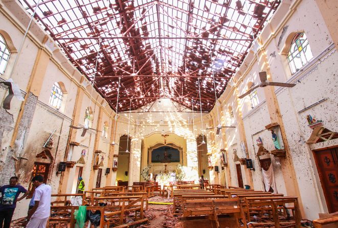 Funcionarios de Sri Lanka inspeccionan la Iglesia de San Sebastián en Negombo, al norte de Colombo, después de múltiples explosiones contra iglesias y hoteles en Sri Lanka. Al menos 290 personas murieron y cientos más resultaron heridas luego de múltiples explosiones que sacudieron iglesias y hoteles de lujo.