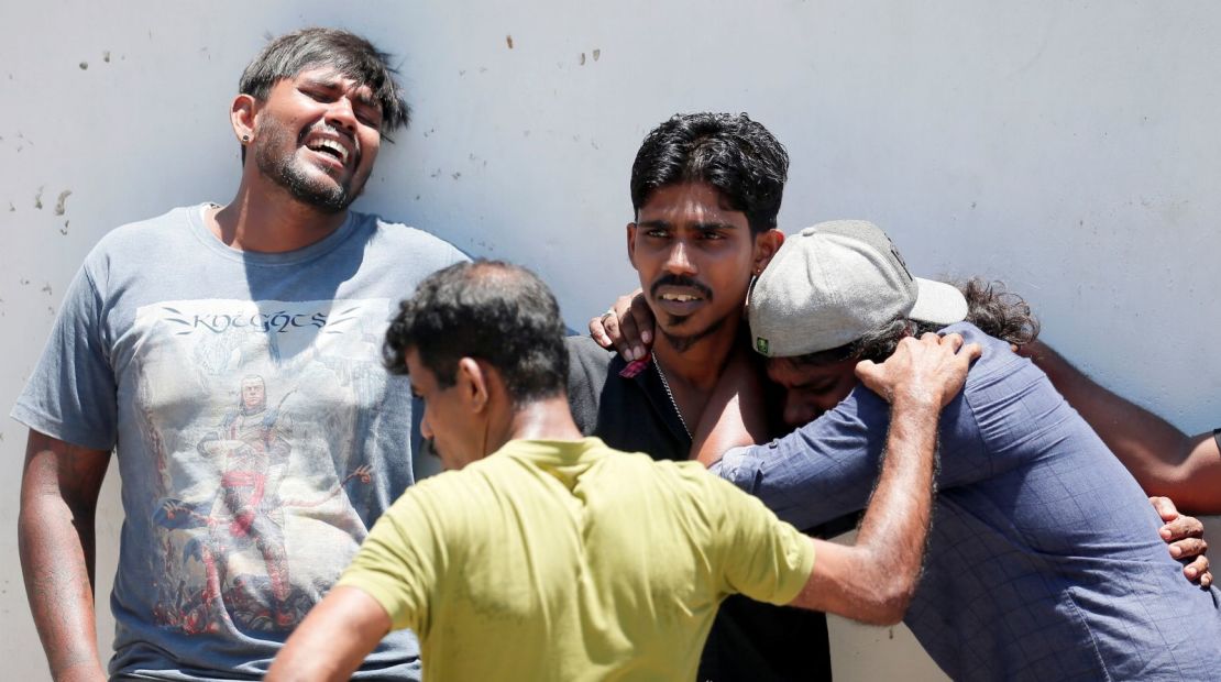 Familiares de víctimas de los bombardeos se reúnen en un depósito de cadáveres en Colombo.