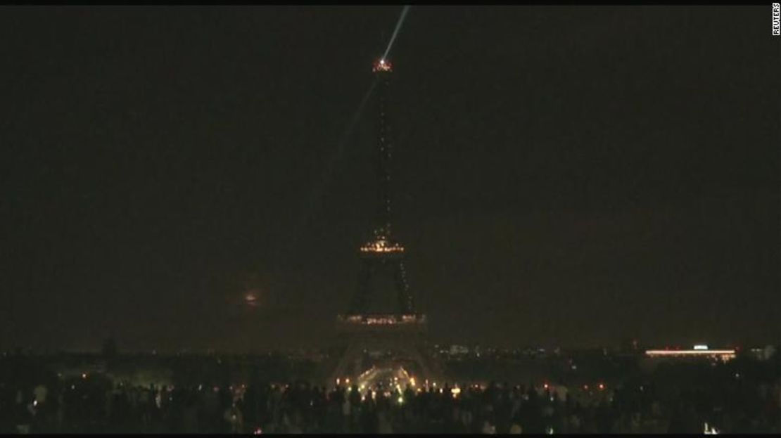 La Torre Eiffel se oscureció a medianoche como homenaje a las víctimas de los ataques con bomba en Sri Lanka.