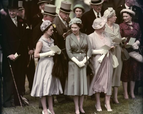 Desde la izquierda: la princesa Margaret, la reina Isabel II y la reina madre en 1958. Fox Photos/Hulton Royals Collection/Getty Images