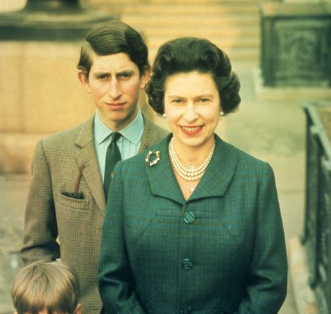 La reina Isabel II con su hijo mayor, el príncipe Carlos, en 1969. Carlos es el siguiente en la línea al trono. Hulton Archive/Getty Images