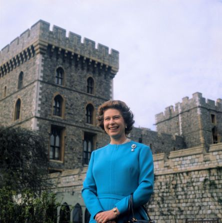La reina se hace un retrato por su cumpleaños 50 en el castillo de Windsor, el 21 de abril de 1976.