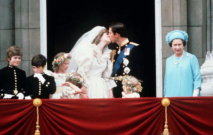 La reina, de pie junto al príncipe Carlos mientras este besa a su nueva esposa, la princesa DIana, el 29 de julio de 1981. Tim Graham/Getty Images