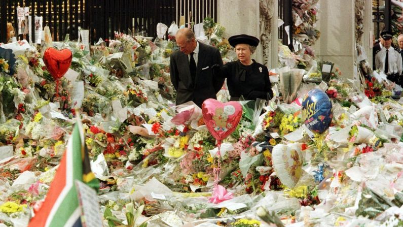 La reina Isabel II y el príncipe Felipe observan los tributos florales para la princesa Diana, tras su trágica muerte en 1997. Pool/AP
