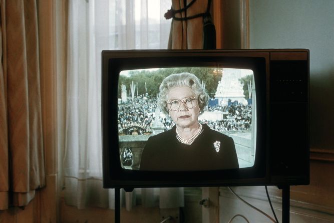 La reina dirige un mensaje al país la noche previa a los funerales de la princesa Diana, en 1997. Peter Marlow/Magnum Photos