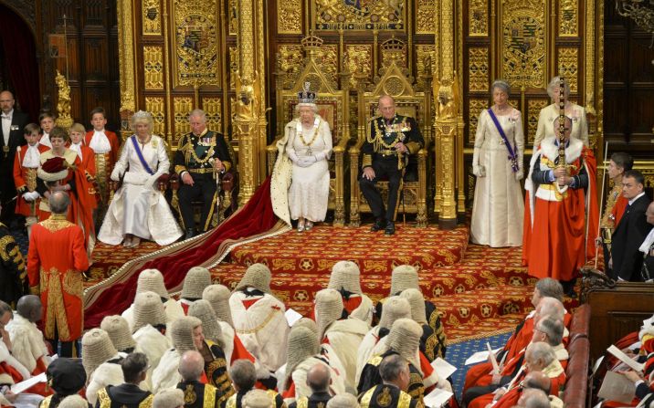 La reina espera para dar su discurso durante la apertura del parlamento en mayo de 2015. Arthur Edwards/Pool/Getty Images