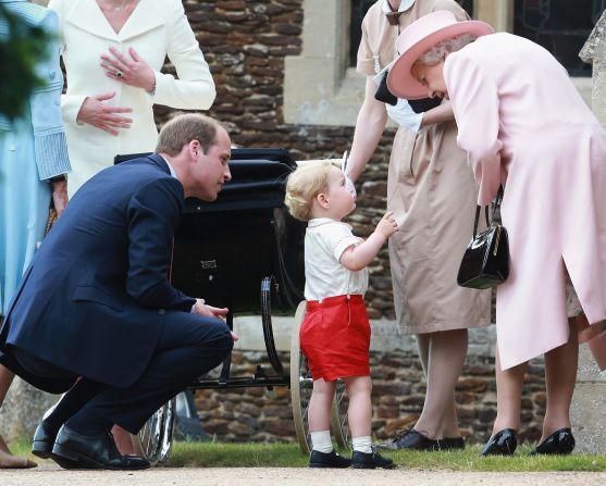 Isabel escucha a su bisnieto, el príncipe Jorge, afuera de la iglesia donde la hermana de Jorge, Carlota, fue bautizada en julio de 2015. Carlota y Jorge son hijos del príncipe Guillermo y Catalina.