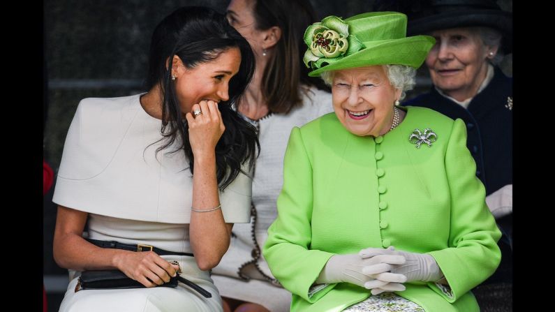 La reina se ríe junto a Meghan, duquesa de Sussex, durante un evento en junio de 2018. Jeff J Mitchell/Getty Images
