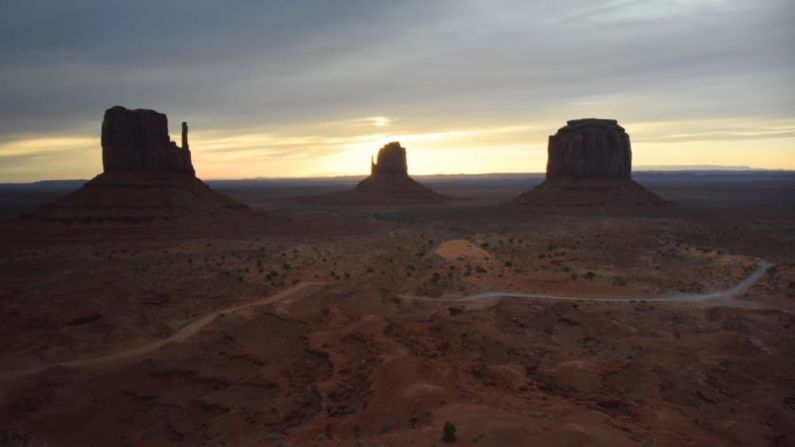 Monument Valley, Utah — Las brillantes mesas y mesetas rojas que se alzan sobre el desierto, donde el director John Ford filmó muchas películas, son el tema de la leyenda estadounidense. (Eric Baradat / AFP / Getty Images).