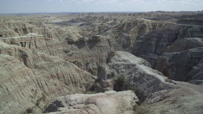 Badlands, Dakota del Sur — Nombrado por la tribu nativa de Lakota por su terreno seco, Badlands es conocido por sus lechos de fósiles. (Gianni Oliva / De Agostini Editorial / Getty Images).