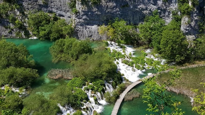 Parque Nacional de los Lagos de Plitvice, Croacia — Si bien Croacia ya es conocida como la mejor escapada al aire libre de Europa, el Parque Nacional de los Lagos de Plitvice alberga uno de sus sitios más impresionantes: 16 lagos conectados a través de cascadas. (Prisma Bildagentur / UIG / Getty Images).