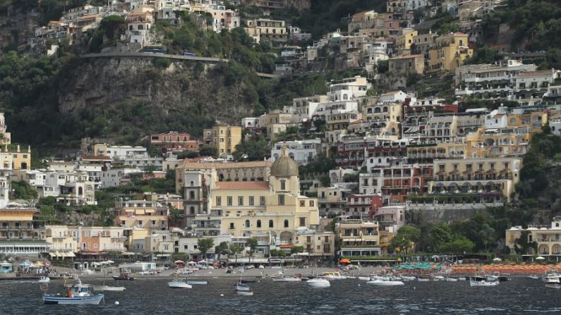 Positano, Italia. Uno de los pueblos más bellos de Europa, Positano es conocido por sus boutiques asesinas y restaurantes junto al agua y la Iglesia bizantina de Maria Assunta. (Sean Gallup / Getty Images).