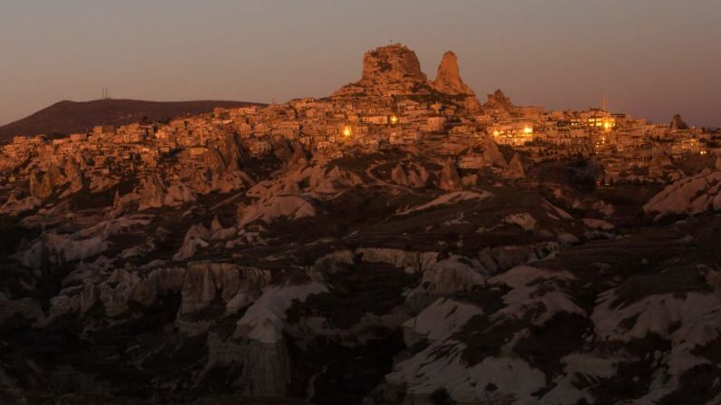 Cappadocia, Turquía — En lo más profundo de las planicies de Anatolia, Capadocia se remonta al año 3000 aC. Declarado Patrimonio de la Humanidad por la UNESCO, es conocido por sus paisajes volcánicos, chimeneas de hadas y una gran red de viviendas subterráneas. (Chris McGrath / Getty Images).