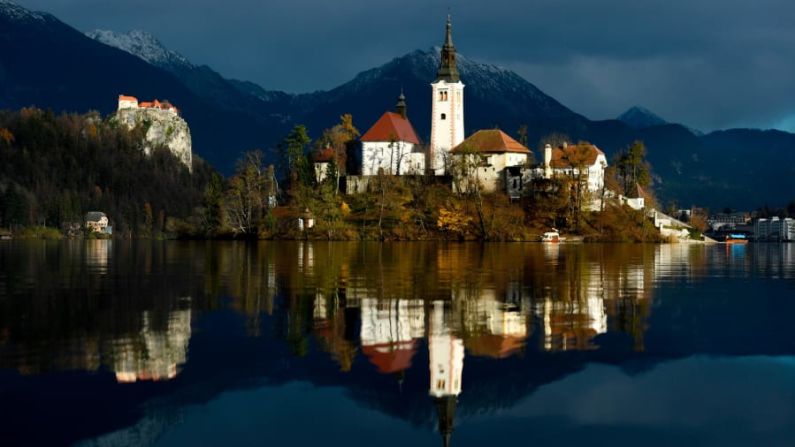 Lago Bled, Eslovenia — En medio de los Alpes Julianos, el lago Bled se ha convertido en un destino europeo emblemático para el senderismo y la natación. (Alexey Filippov / Sputnik / AP).