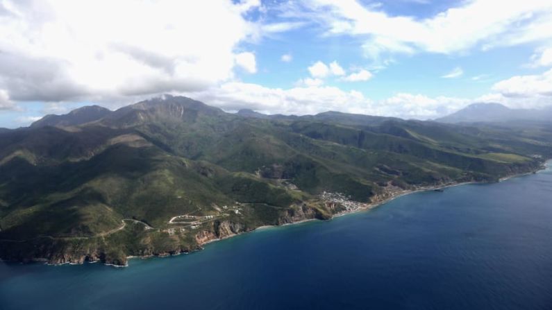 Dominica — Conocida como la isla de la naturaleza, este pequeño estado caribeño es el hogar de hermosas costas, aguas termales y caminatas por la selva tropical. (Chris Jackson / Getty Images).