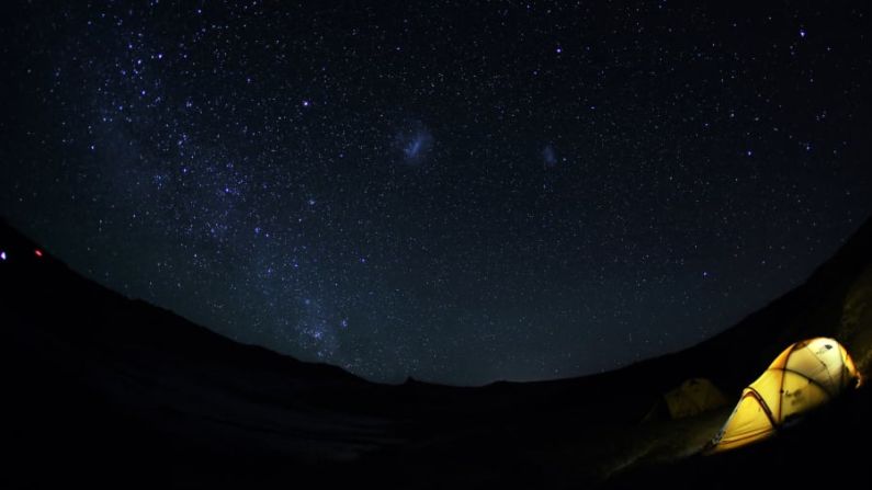 Desierto de Atacama, Chile — Con los cielos más despejados de la Tierra, una carpa en el desierto de Atacama en Chile es la manera perfecta de observar las estrellas. (Marc Habran / Art in All of us / Corbis / Getty Images).