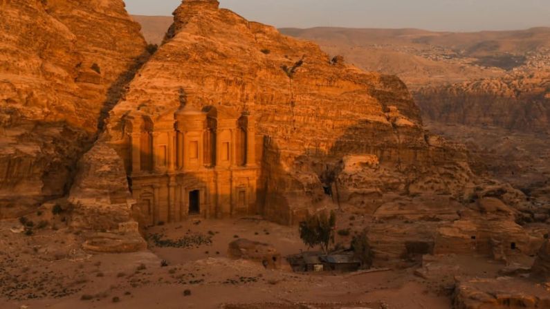 Petra, Jordania — Explora la antigua ciudad nabatea de Petra, perfectamente conservada, con un recorrido en camello o prepárate para caminar por los senderos de esta histórica ciudad. En esta foto, una vista del atardecer de Ad Deir, El Monasterio. (Artur Widak / NurPhoto / Getty Images).