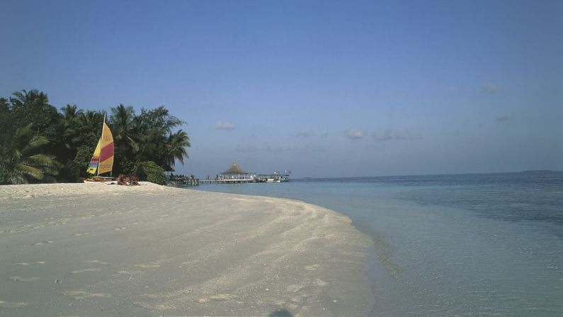 Maldivas — Hay un montón de playa para disfrutar con más de 100 resorts privados y casas de huéspedes en los atolones de Male y Ari. En esta foto aparece la playa en la isla de Ihuru en el atolón norte de Malé. (M. Borchi / De Agostini Editorial / Getty Images).