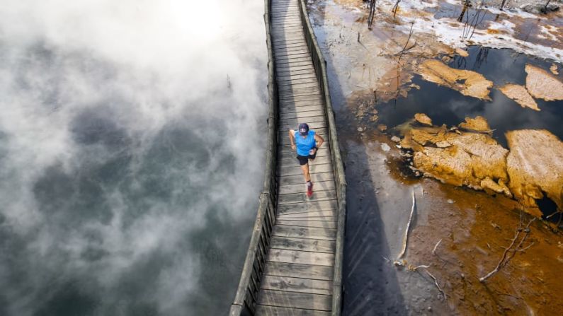 Rotorua, Nueva Zelandia — Ubicado en la Isla Norte de Nueva Zelandia, Rotorua es el hogar de las aguas geotérmicas, la cultura maorí, los bosques para explorar y la Ultra Maratón de Tarawera. (En esta foto aparece Ryan Sandes entrenando para la maratón de febrero).