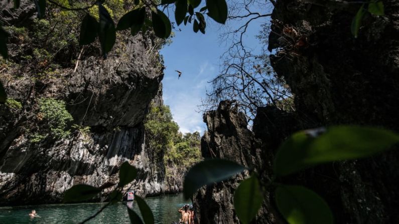 El Nido, Filipinas — El Nido ofrece acceso a los picos de piedra caliza del archipiélago de Bacuit, así como a algunas de las playas más bellas del mundo y además tiene cautivadores sitios para bucear.