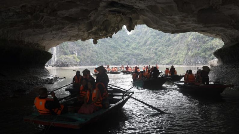 Ha Long Bay, Vietnam — Una de las atracciones naturales más populares en el sudeste asiático, la bahía de Ha Long tiene 1.969 islotes de enormes piedras calizas y aguas profundas y verdes que albergan miles de aldeas flotantes. (Hoang Dinh Nam / AFP / Getty Images).