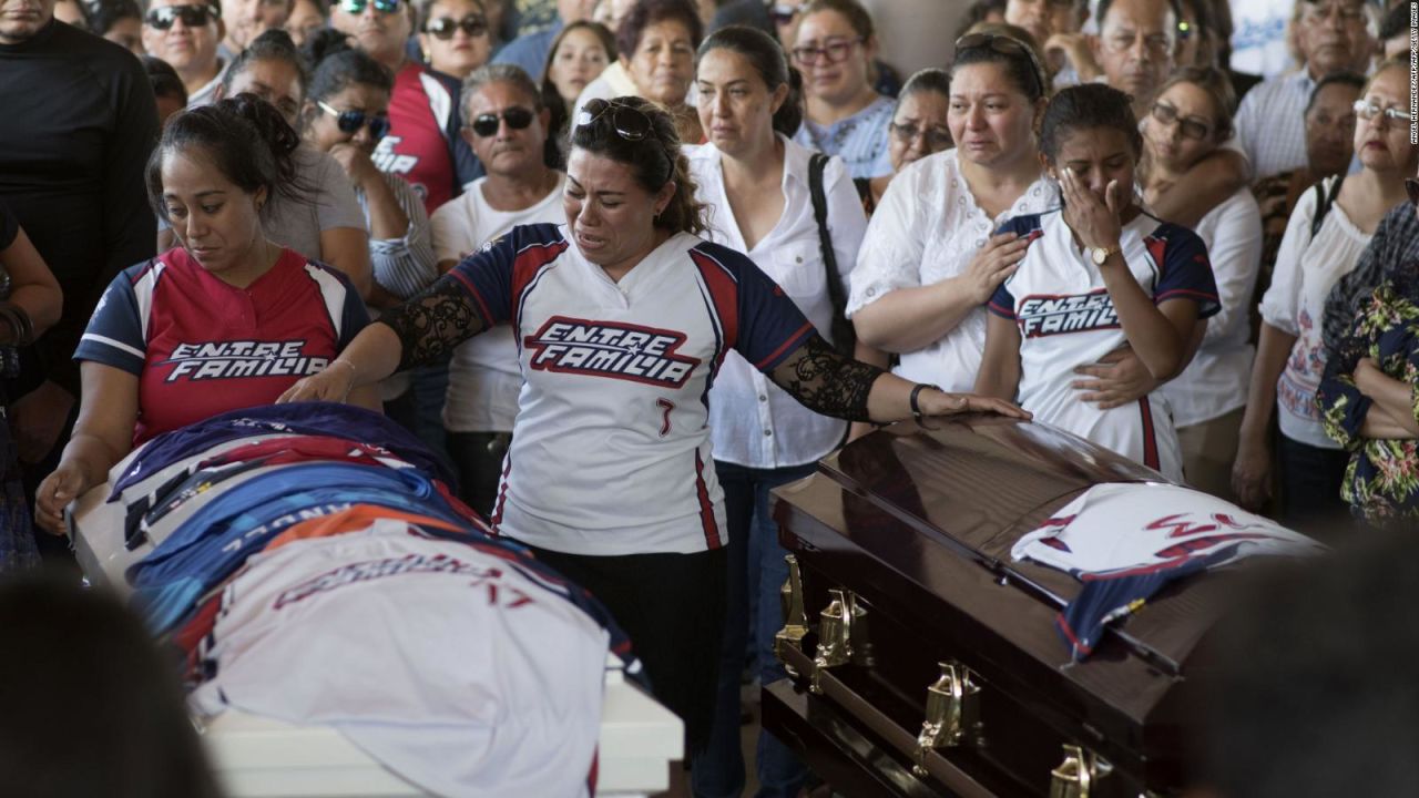 CNNE 640967 - minatitlan entierra a las victimas de la masacre