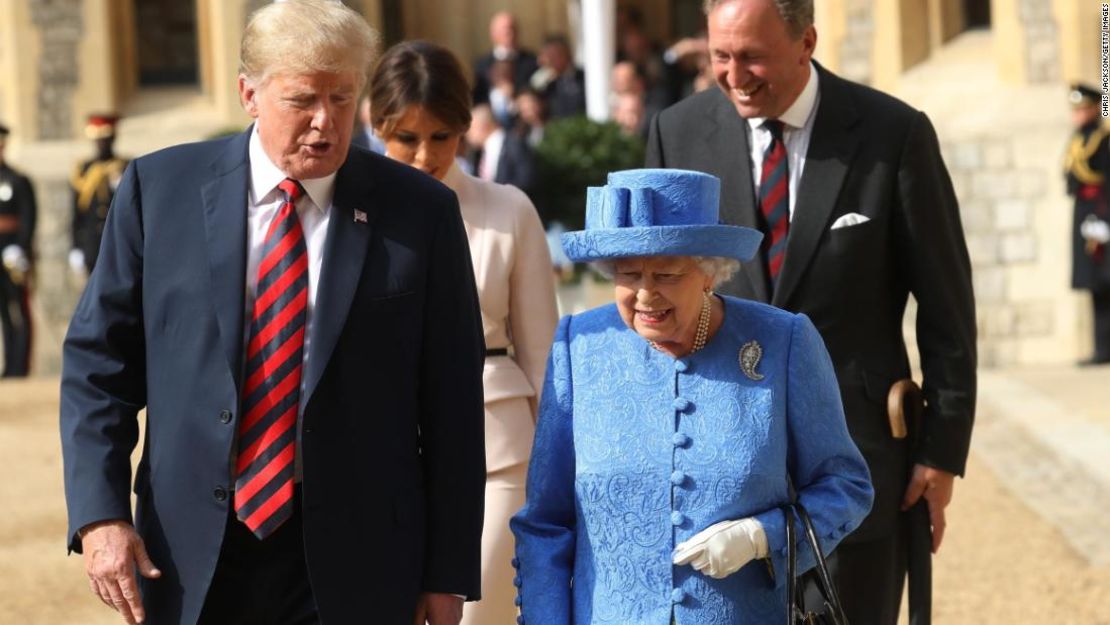 El presidente de Estados Unidos, Donald Trump y la Reina Isabel II, en el Castillo de Windsor, Inglaterra, el 13 de julio de 2018.