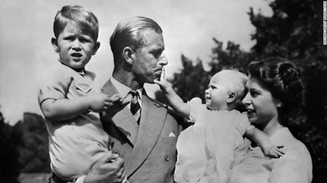 La reina Isabel II y el príncipe Felipe, duque de Edinburgo, aparecen en esta foto con el príncipe Carlos y la princesa Anne.