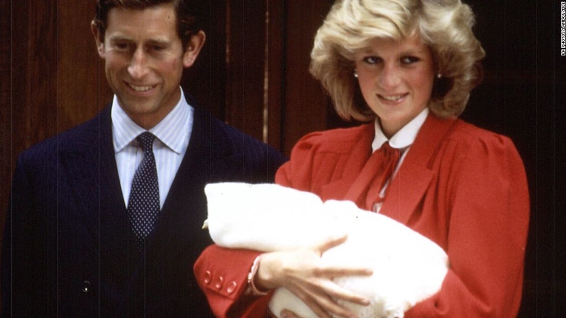 El príncipe Carlos y la princesa Diana aparecieron fuera del ala lindo tras el nacimiento del príncipe Enrique en septiembre de 1984.