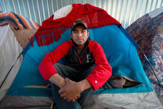 Salinas vive temporalmente en una tienda de campaña dentro del refugio para migrantes Juventud Movimiento 2000. Salinas dice que la falta de trabajo y el aumento de la violencia no le dejaron más remedio que intentar buscar asilo en Estados Unidos.